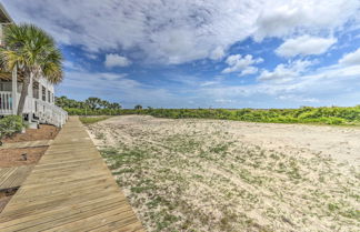 Foto 3 - Beachfront Oasis: Condo w/ Deck + Pool Access