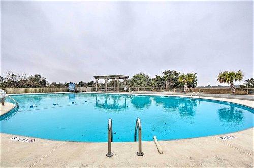 Foto 34 - Beachfront Oasis: Condo w/ Deck + Pool Access