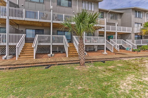 Foto 23 - Beachfront Oasis: Condo w/ Deck + Pool Access