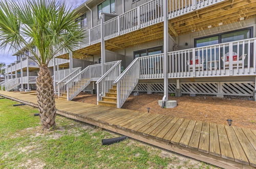 Foto 33 - Beachfront Oasis: Condo w/ Deck + Pool Access