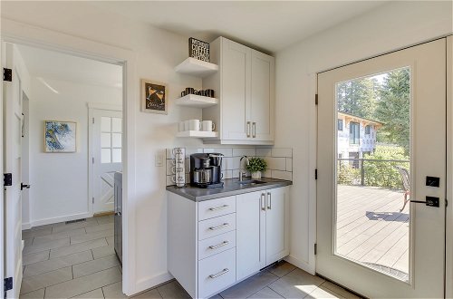 Foto 3 - Modern Underwood Home w/ Deck & Mt Hood Views