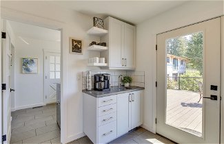 Photo 3 - Modern Underwood Home w/ Deck & Mt Hood Views