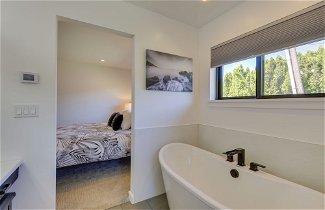 Foto 2 - Modern Underwood Home w/ Deck & Mt Hood Views