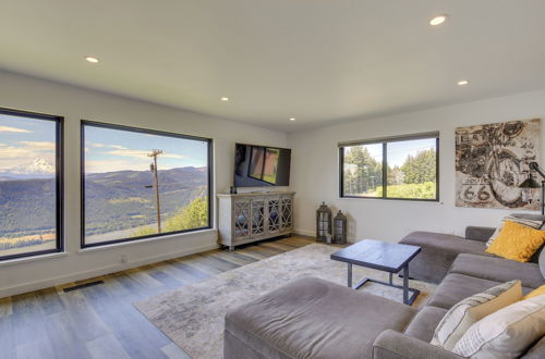 Photo 6 - Modern Underwood Home w/ Deck & Mt Hood Views