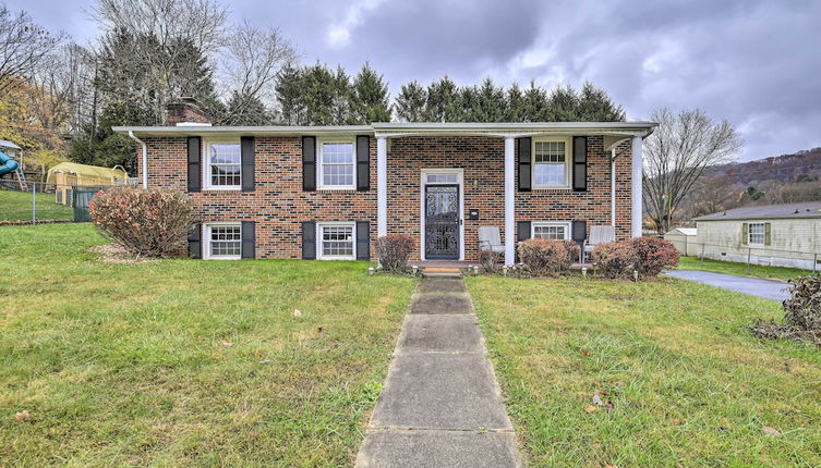 Foto 1 - Bluefield Home w/ Covered Deck - Near Parks