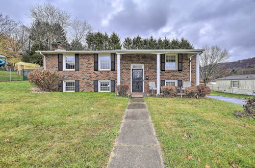 Foto 1 - Bluefield Home w/ Covered Deck - Near Parks