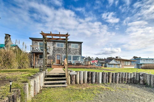 Foto 7 - Coastal Retreat: Deck, Ocean Views + Walk to Beach