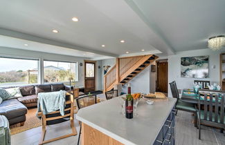 Foto 1 - Coastal Retreat: Deck, Ocean Views + Walk to Beach