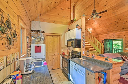 Foto 5 - Rustic Andrews Cabin Rental w/ Deck + Fire Pit