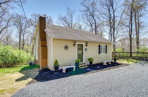 Foto 21 - Homey Luray Cabin w/ Fire Pit & Deck