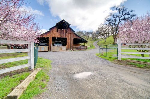 Foto 13 - 30-acre Witter Springs Ranch w/ Barn & Views