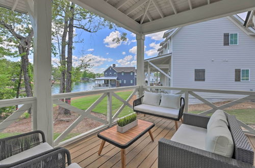 Foto 32 - Luxe Lakefront Getaway w/ Porch + Water View