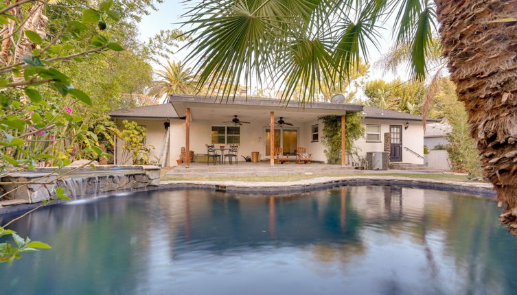 Foto 1 - Bakersfield Oasis: Sweet Tropical Pool Setup