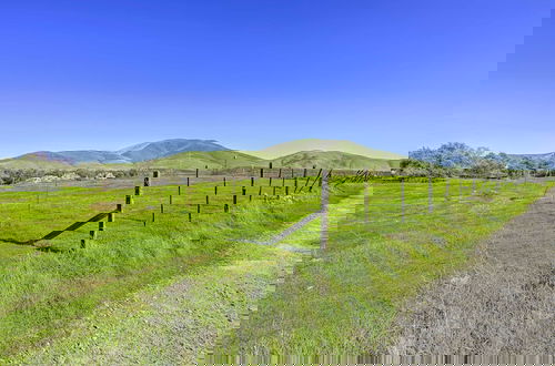 Foto 6 - Peaceful Ranch Home w/ Sierra Nevada Views