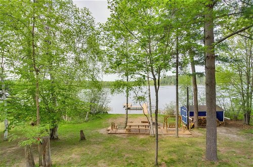 Foto 22 - Lakefront Cabin w/ Deck, Games, & Views