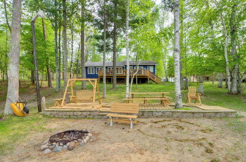 Foto 15 - Lakefront Cabin w/ Deck, Games, & Views