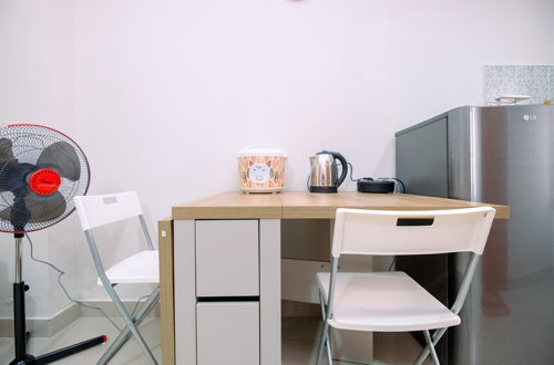Photo 11 - Simple And Cozy Stay 1Br At Evenciio Margonda Apartment