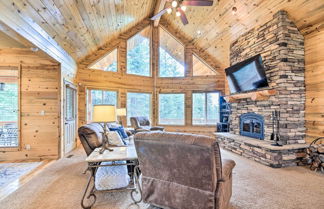 Photo 2 - All-encompassing Cabin w/ Fire Pit & Kayaks