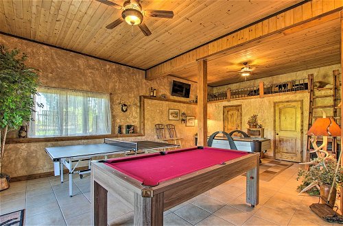 Foto 12 - Spacious Fish Haven Cabin w/ Game Room + Deck