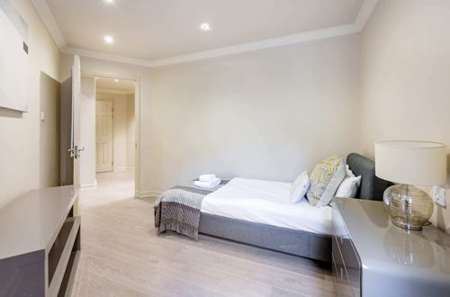 Foto 6 - Beautiful 3-bed in the Heart of London With Parking-hosted by Sweetstay