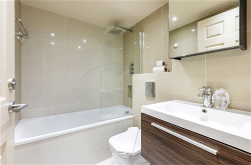 Photo 13 - Beautiful 3-bed in the Heart of London With Parking-hosted by Sweetstay