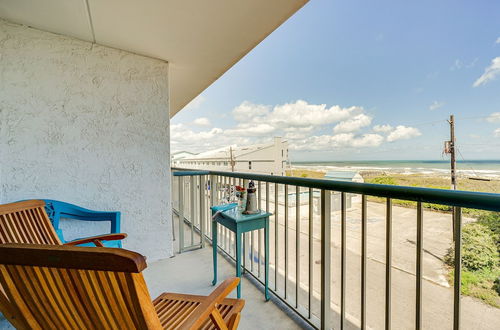 Foto 9 - Bright Carolina Beach Condo: Public Beach On-site