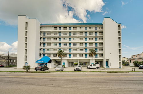 Foto 2 - Bright Carolina Beach Condo: Public Beach On-site