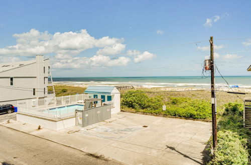 Foto 17 - Bright Carolina Beach Condo: Public Beach On-site