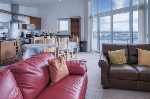 Photo 2 - The Penthouse - 3 Bedroom Apartment - Llanelli