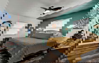 Foto 2 - Eclectic Fun Haus With Hot Tub - 3 Min Drive to Main