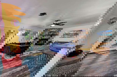 Foto 12 - Eclectic Fun Haus With Hot Tub - 3 Min Drive to Main