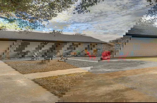 Foto 40 - Eclectic Fun Haus With Hot Tub - 3 Min Drive to Main