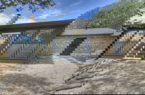 Foto 44 - Eclectic Fun Haus With Hot Tub - 3 Min Drive to Main