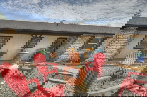 Foto 36 - Eclectic Fun Haus With Hot Tub - 3 Min Drive to Main