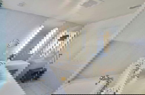 Foto 17 - Sapphire Suite Beachfront, Gym + Pool!