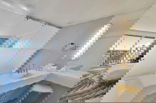Foto 16 - Sapphire Suite Beachfront, Gym + Pool!