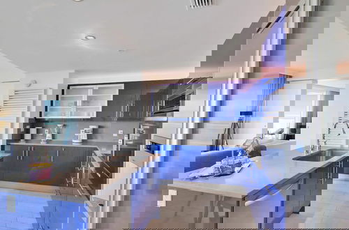 Foto 12 - Sapphire Suite Beachfront, Gym + Pool!