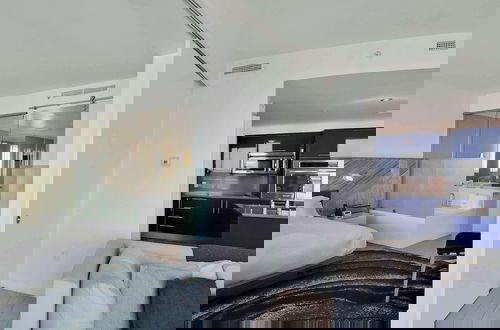 Foto 4 - Sapphire Suite Beachfront, Gym + Pool!