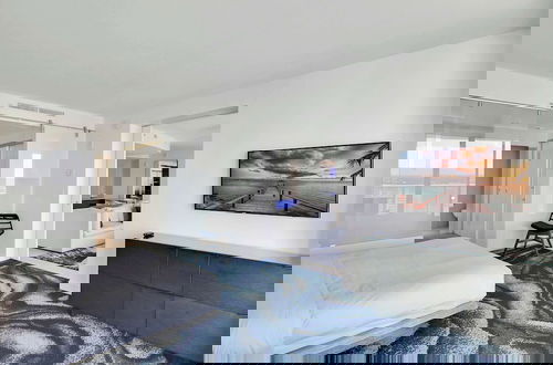 Foto 5 - Sapphire Suite Beachfront, Gym + Pool!