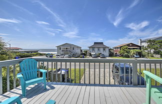 Foto 1 - Oak Island Beach Abode w/ Deck: Walk to Shore