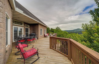 Photo 1 - Classy Home w/ Hot Tub + Mt. Jefferson Views