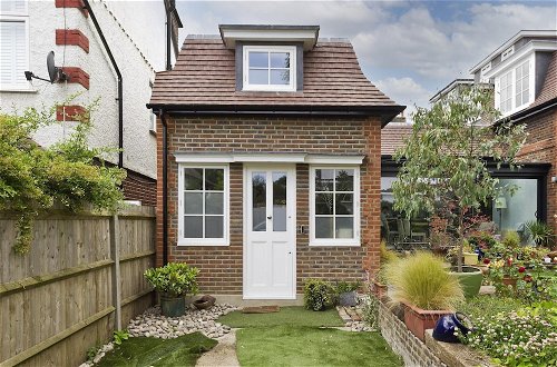Photo 15 - Charming Home With Patio Close to Wimbledon Park by Underthedoormat
