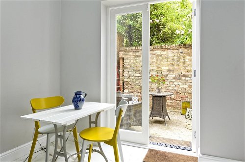 Photo 5 - Charming Home With Patio Close to Wimbledon Park by Underthedoormat