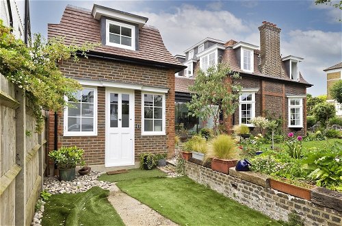 Photo 14 - Charming Home With Patio Close to Wimbledon Park by Underthedoormat