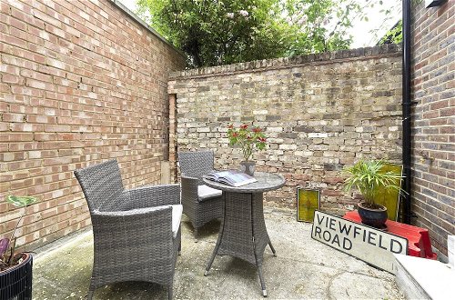 Photo 2 - Charming Home With Patio Close to Wimbledon Park by Underthedoormat