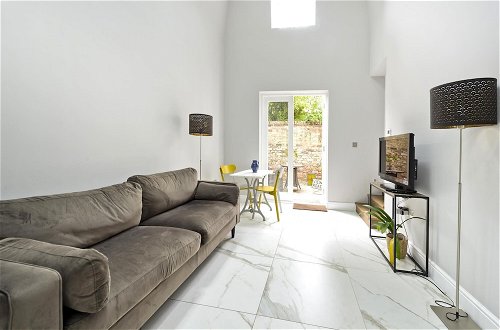 Photo 11 - Charming Home With Patio Close to Wimbledon Park by Underthedoormat