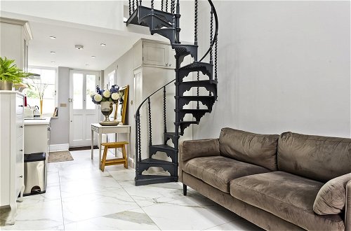 Photo 10 - Charming Home With Patio Close to Wimbledon Park by Underthedoormat