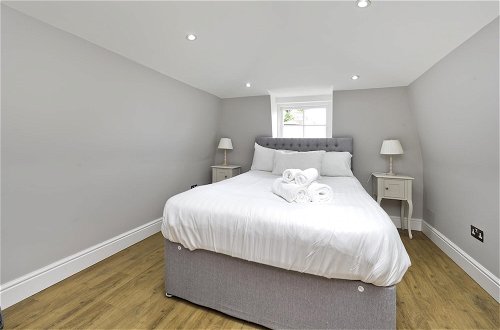 Photo 3 - Charming Home With Patio Close to Wimbledon Park by Underthedoormat