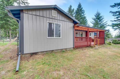 Photo 2 - Cozy North Bend Getaway Near Dunes + Ocean