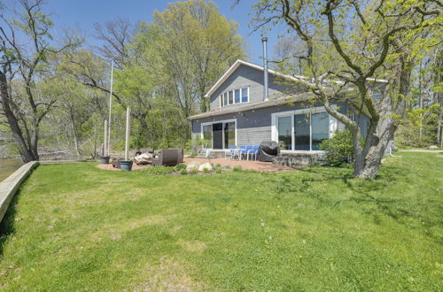 Foto 39 - Spacious Delton Home w/ Fire Pit + Lake Views